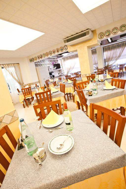 Hotel Dolcevita 切塞纳蒂科 外观 照片